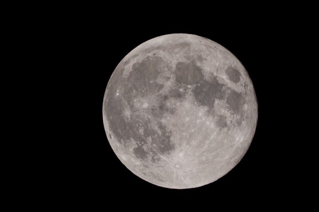 Fujifilm X-T5 full moon sample image
