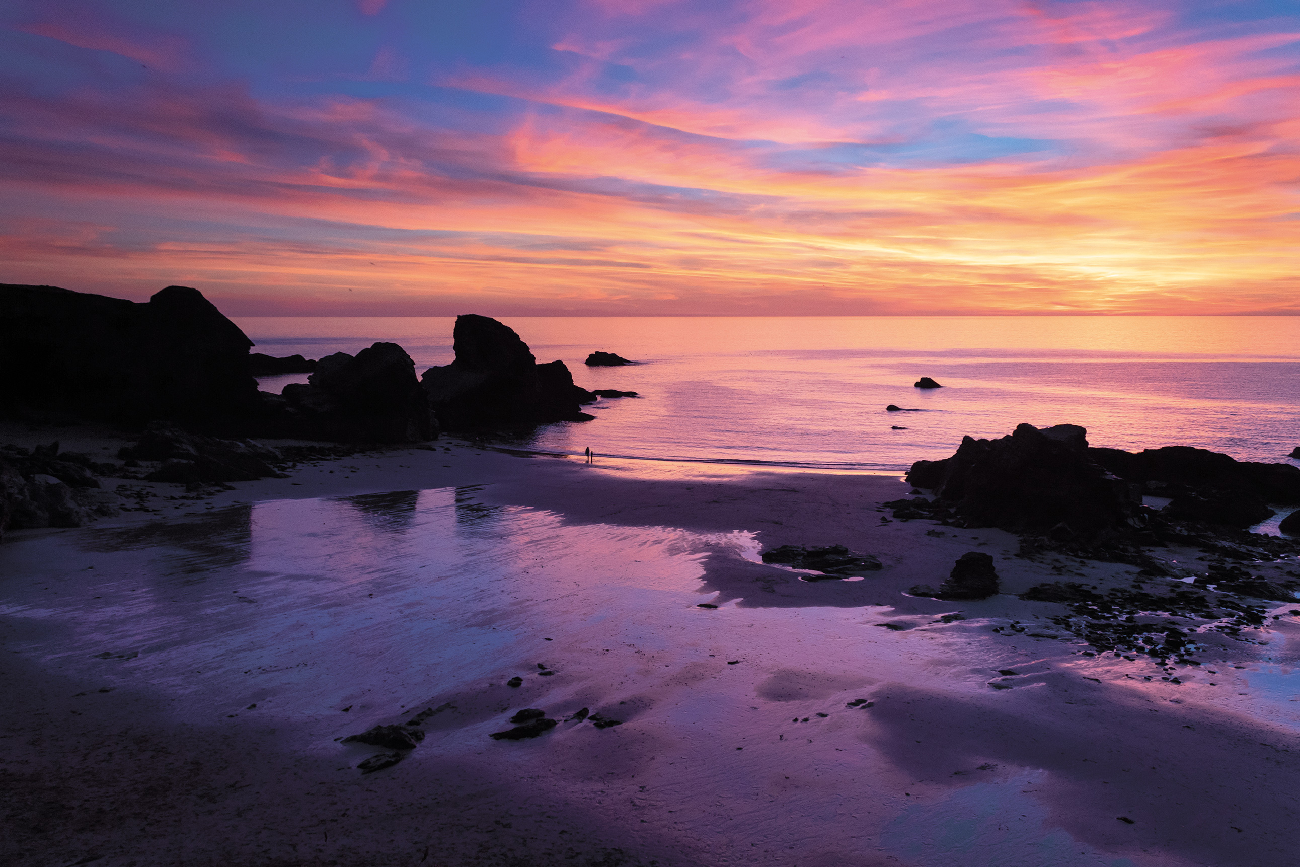 This fabulous sunset over Porthcothan beach was shot handheld. The raw file was then adjusted for tonality and vibrance in Lightroom 1/80sec at f/5, ISO 400, 18mm, photo: Audley Jarvis