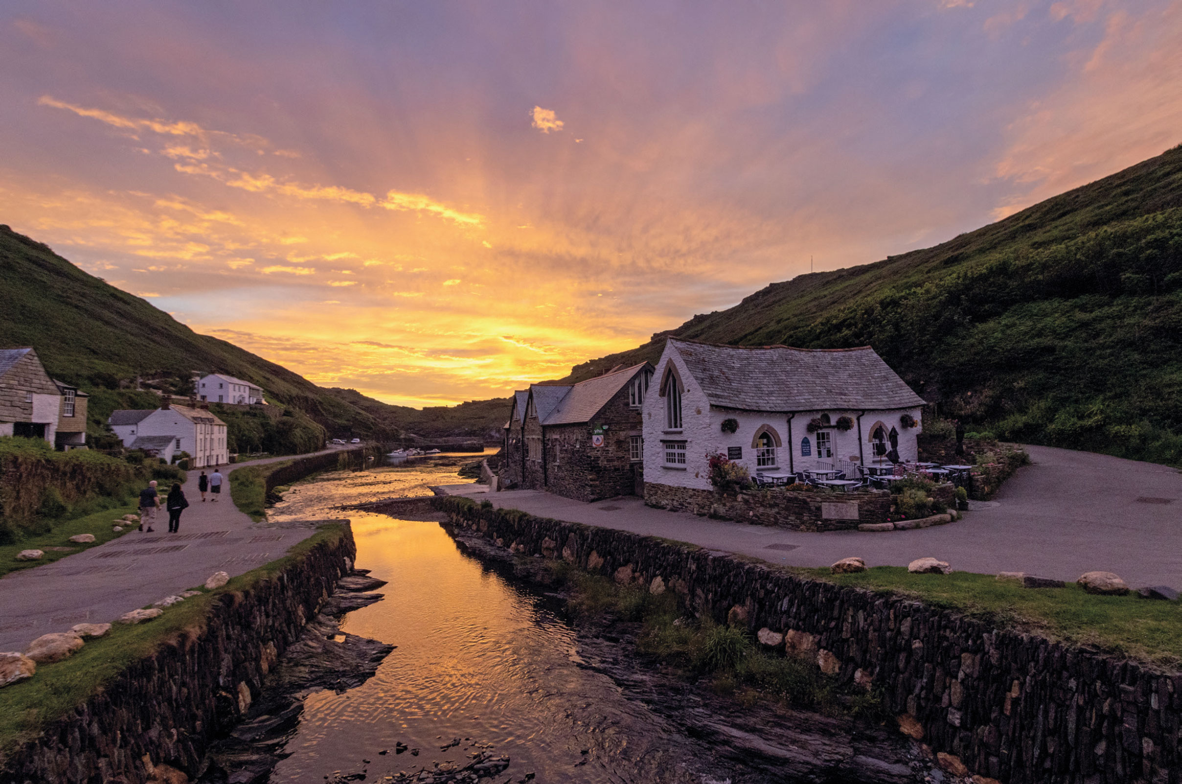 Boscastle Harbour Light building. This image was underexposed at the time of capture to retain the highlight detail in the sky. Canon EF-S 10-18mm f/4.5-5.6 IS STM, 1/160sec at f/7.1, ISO 800, Photo: Audley Jarvis