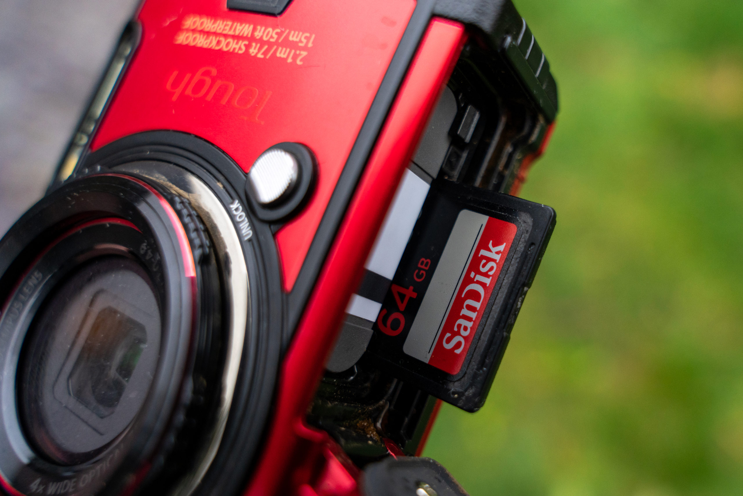 Bottom memory card and battery compartment with locking system, on the Olympus Tough TG-6, photo: Kirk Schwarz