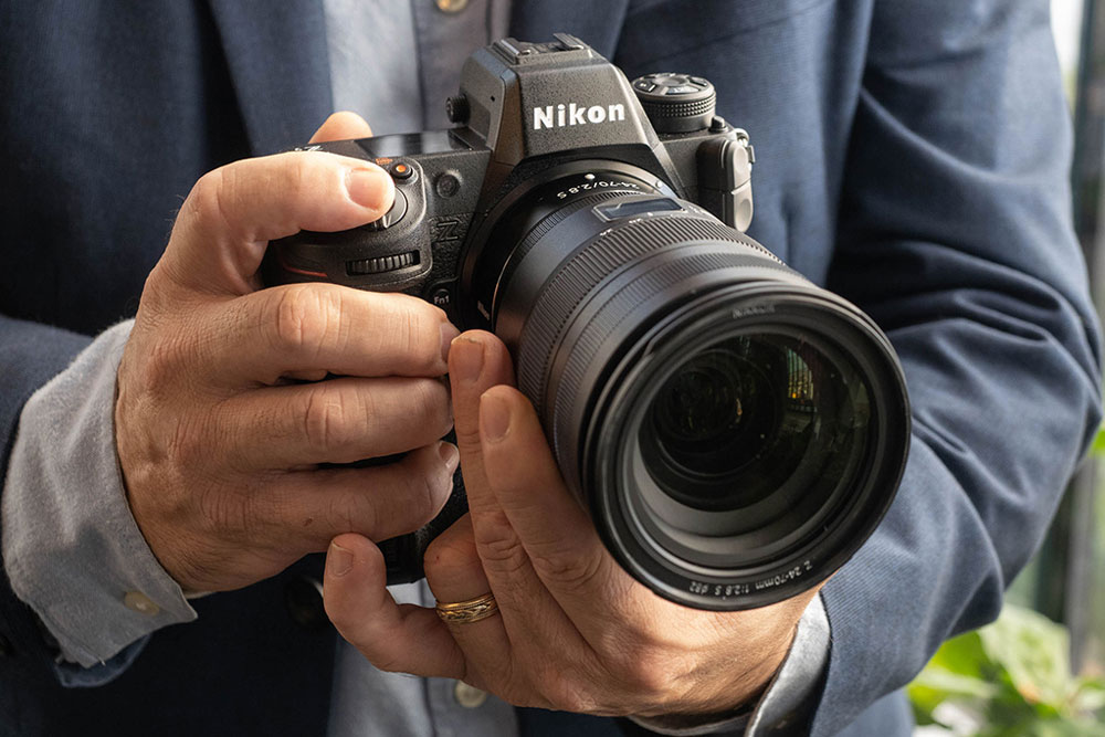 Meilleur appareil photo professionnel: Nikon Z9 à la main, photo AW, original: PA220189-ACR