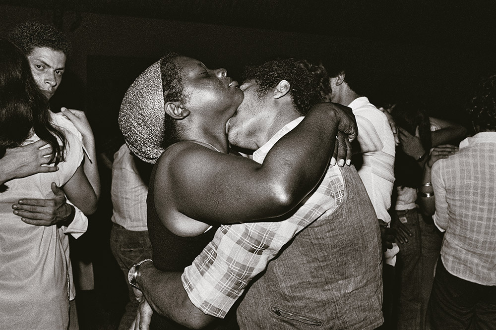 Nair Benedicto, Kissing at a Mario Zan concert, São Paulo, 1978. © Nair Benedicto/N Imagens. best women photographers alternate history