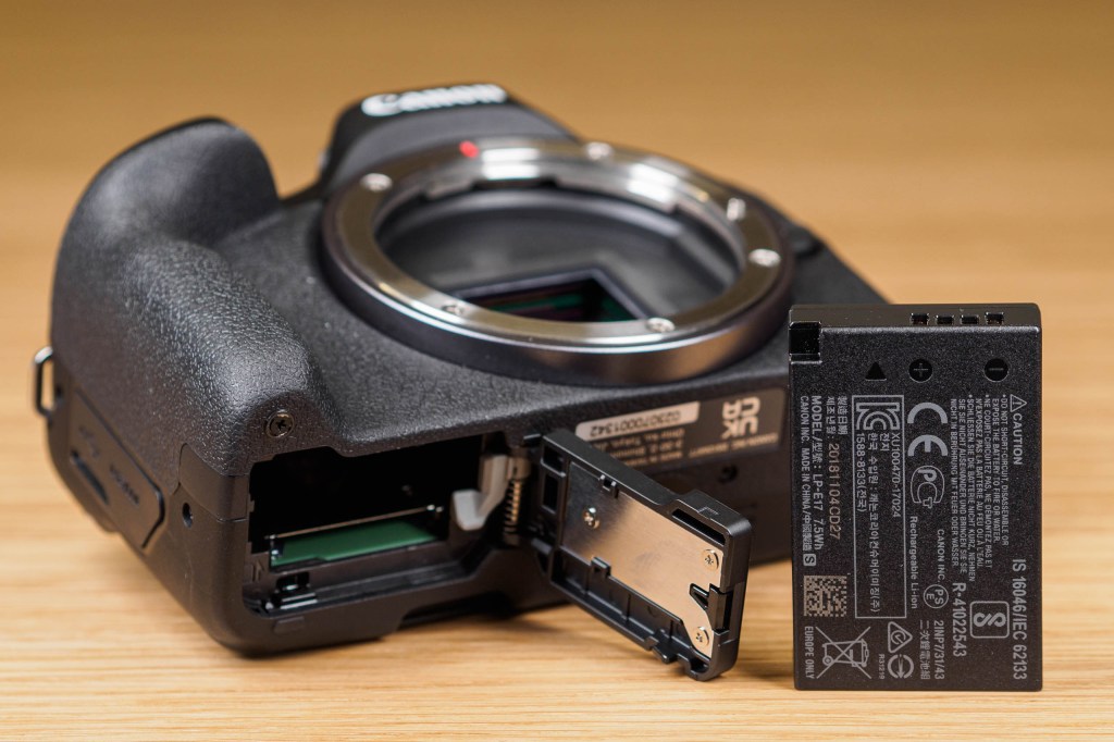 Canon EOS R50 battery and card