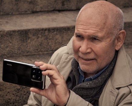Steve McCurry taking photos with a Xiaomi 13/Xiaomi 13 Pro smartphone.
