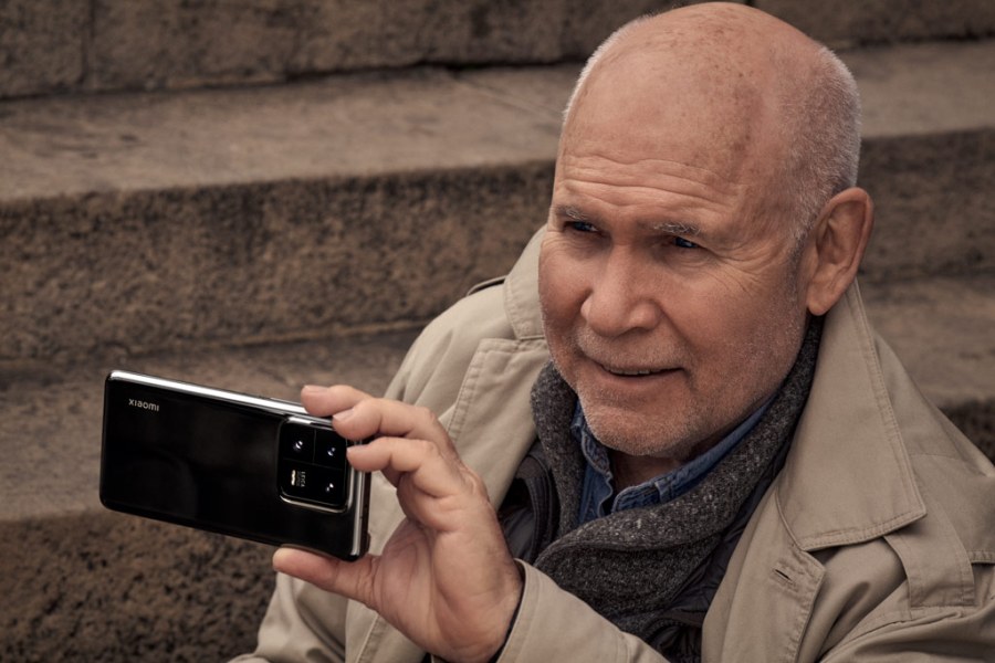 Steve McCurry taking photos with a Xiaomi 13/Xiaomi 13 Pro smartphone.