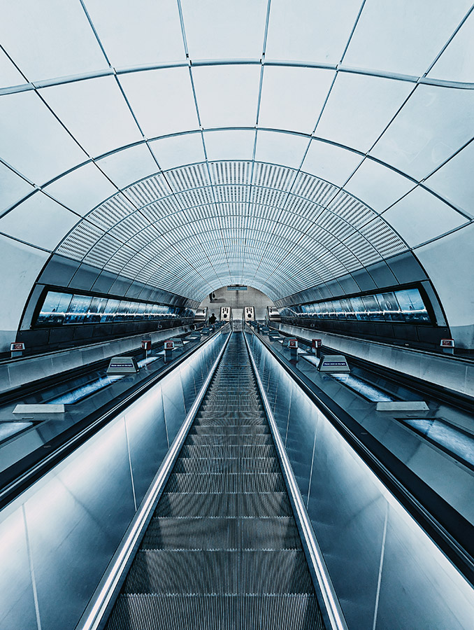 elizabeth line escalators google pixel 7 feature