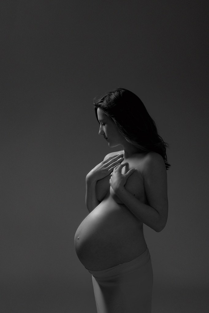 Maternity photography lighting tips, single light set-up for maternity shoot