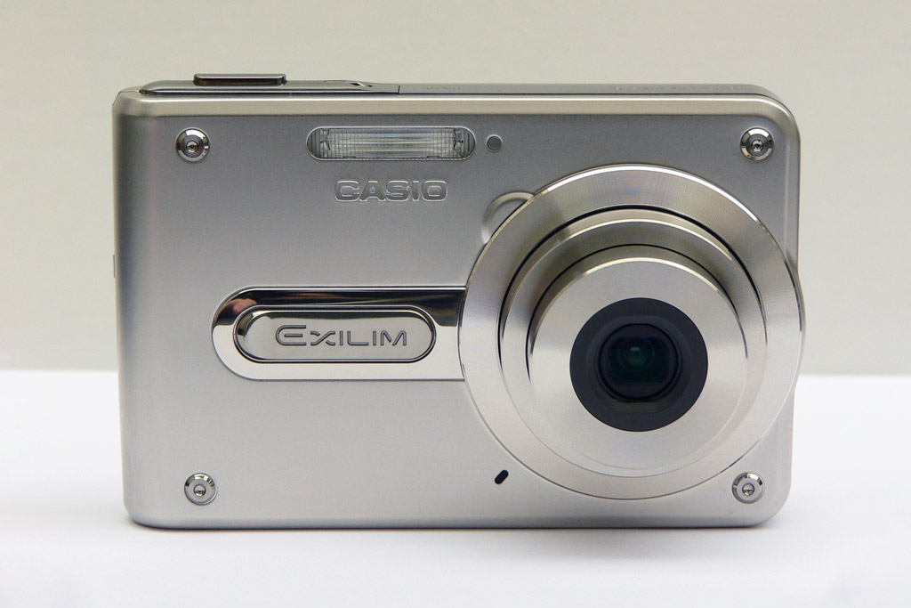 Vintage digital cameras: The Casio Exilim S100 was the world's camera with a ceramic lens. Photo: (C) Joshua Waller