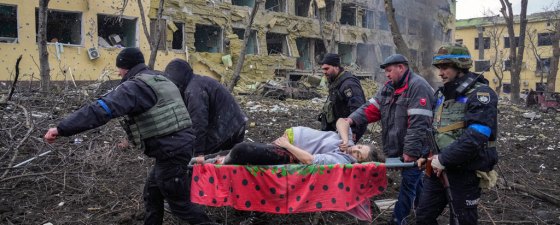 World Press Photo 2023 Photo of the Year Evgeniy Maloletka Mariupol Maternity Hospital Airstrike