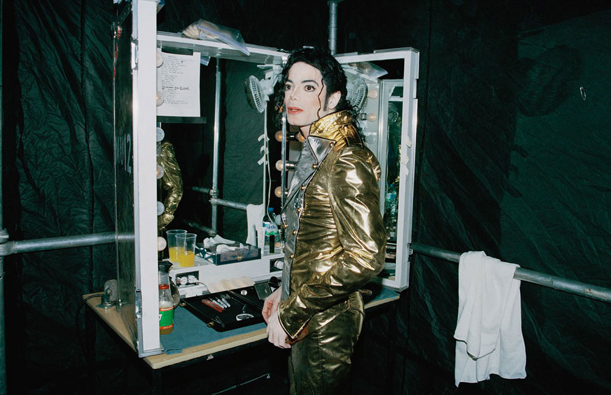 Michael Jackson backstage 2006