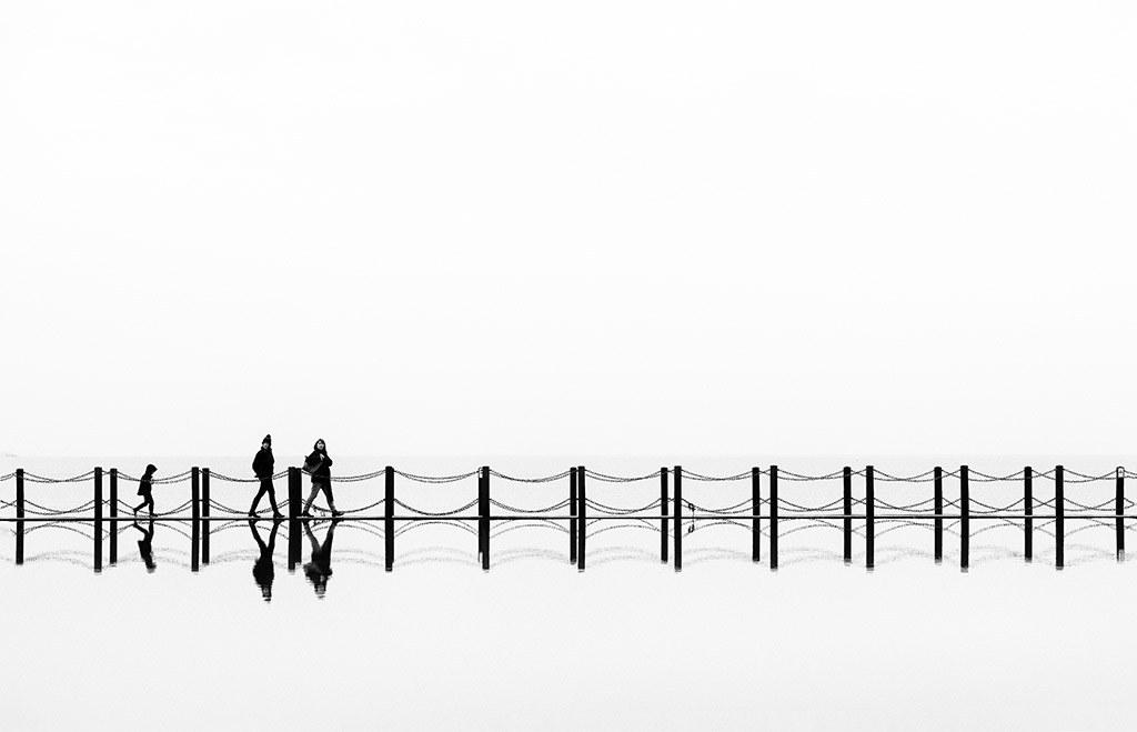 coastal scene people walking along fence apoy 2023 black and white winners