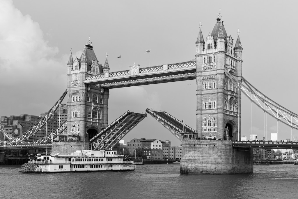 Canon EOS R8 Tower Bridge sample image