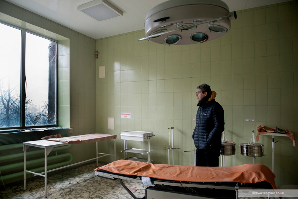 David Nott in shelled hospital outside Kharkiv, Ukraine 2022. Image credit: Annabel Moeller © Lee Miller Archives
