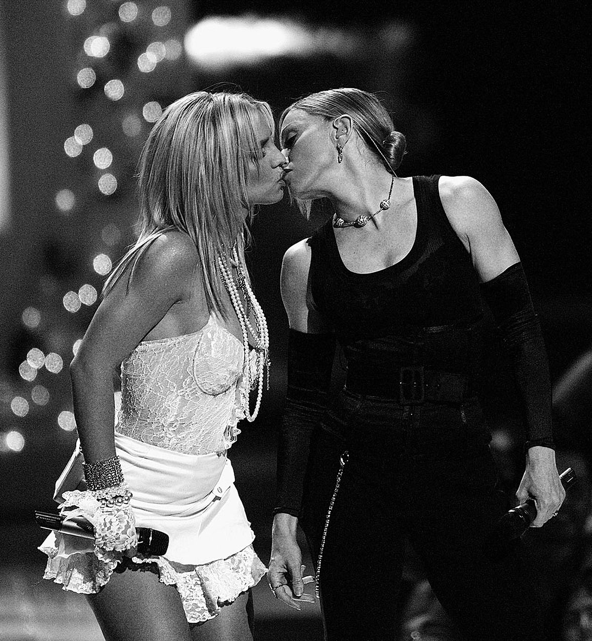 Madonna kisses Britney Spears