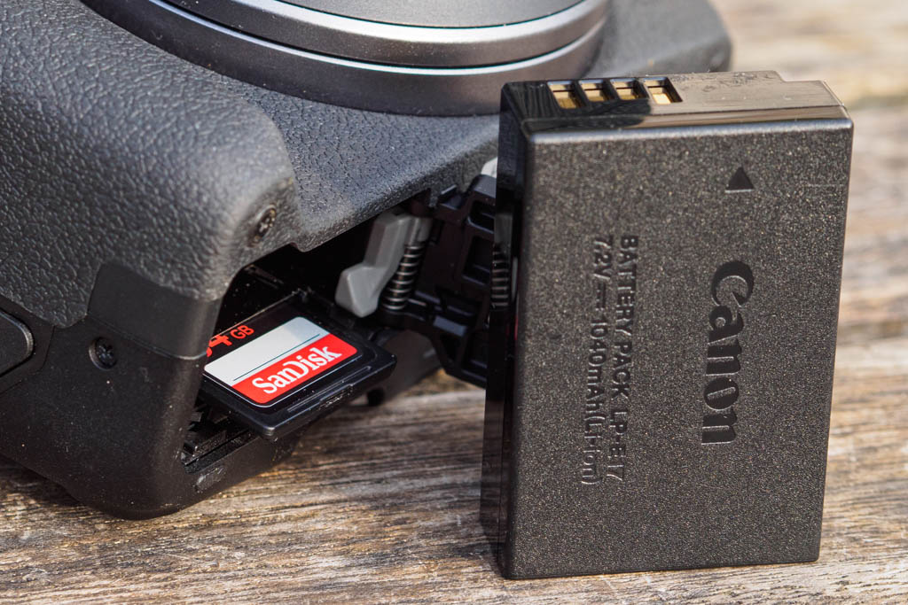 Canon EOS R50 battery and card