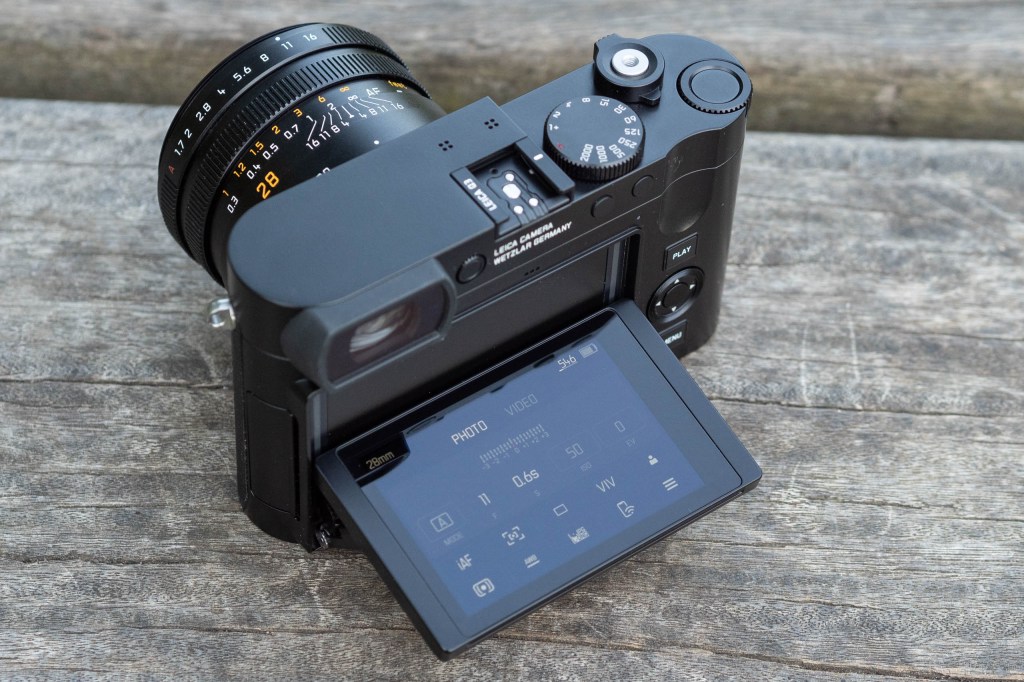 Leica Q3 tilting screen
