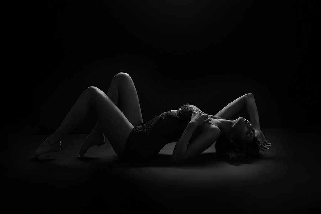 woman posing on the floor with soft flash light 