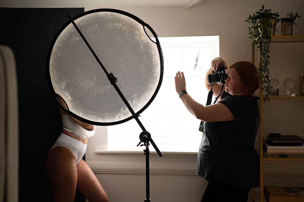 behind the scenes of Magdalena Sienicka boudoir photography shoot using a reflector