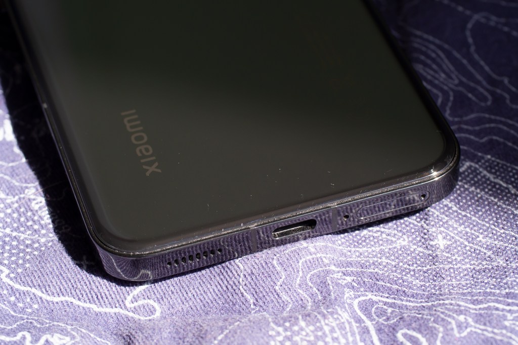 Xiaomi 13 USB port and bottom speaker - Photo Joshua Waller