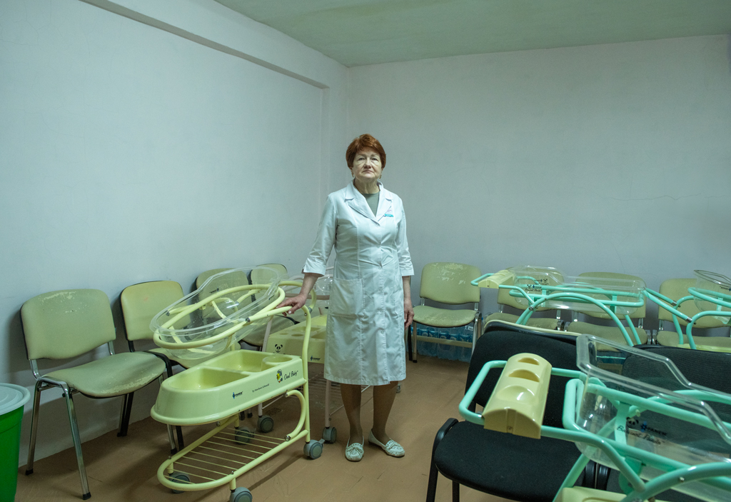Dr Olena Korotych in the Neonatal room in the bunker of the Poltava City Maternity Hospital. Ukraine (IPPF). Photo by Hannah Maule ffinch