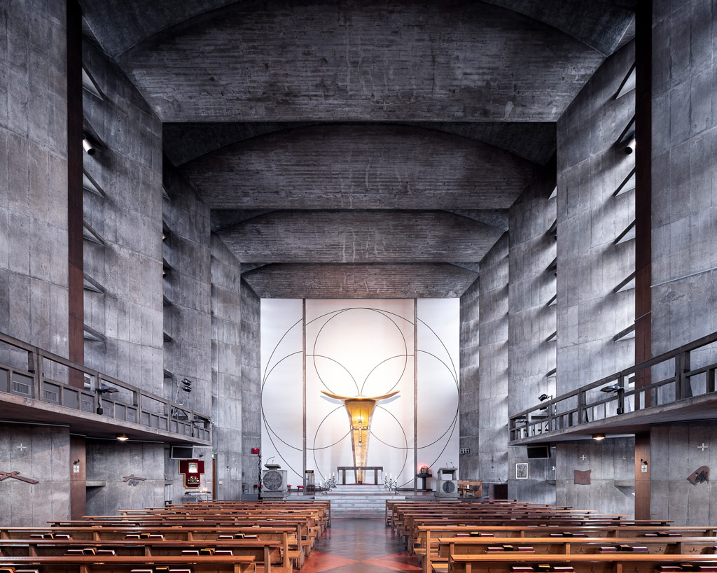 How to photograph churches. Meguro Church, Tokyo, Japan. Photo credit Thibaud Poirier