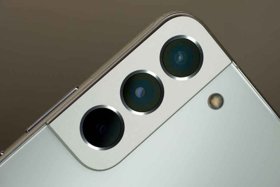 Samsung S22 cameras - close up.