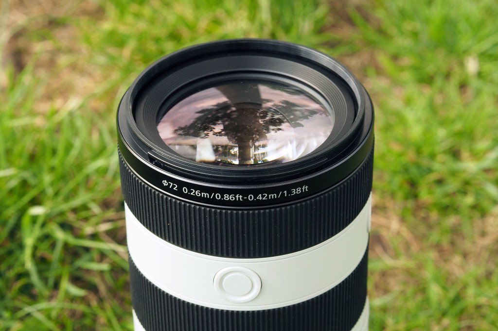 The filter thread on the 70-200mm lens is 72mm.