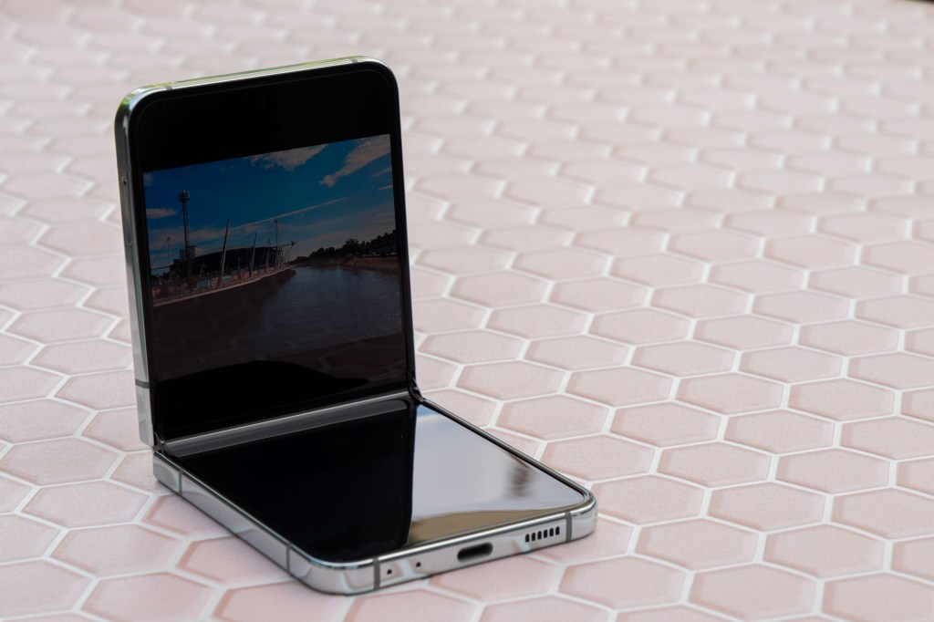 Samsung Galaxy Z Flip 5 Sample image, half folded
