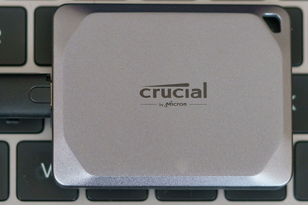 Crucial X8 - SSD - 2 TB - USB 3,2 Gen 2 - CT2000X8SSD9 - Solid