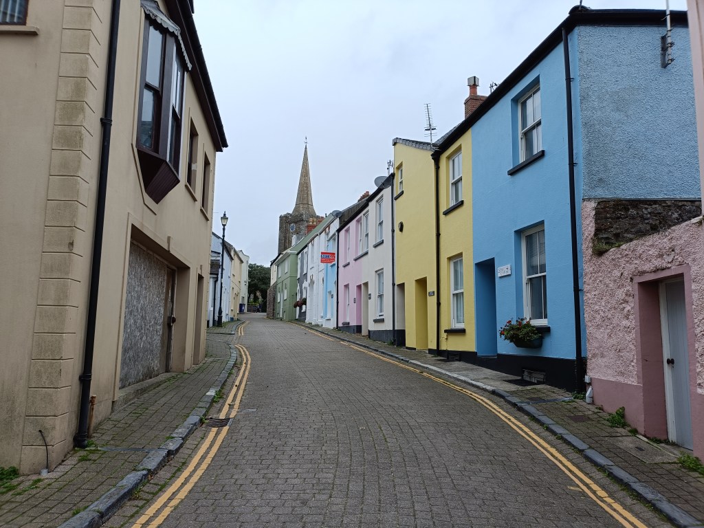 Oppo Reno 10 sample image, road with colourful houses on either side