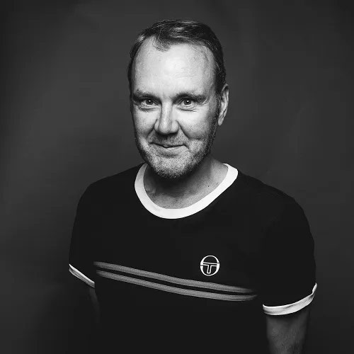 Black and white portrait of Peter Dnech