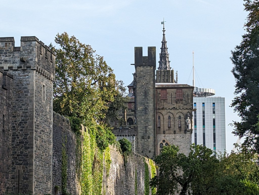 Google Pixel 7 Pro sample image 5x lens, castle wall and turrets