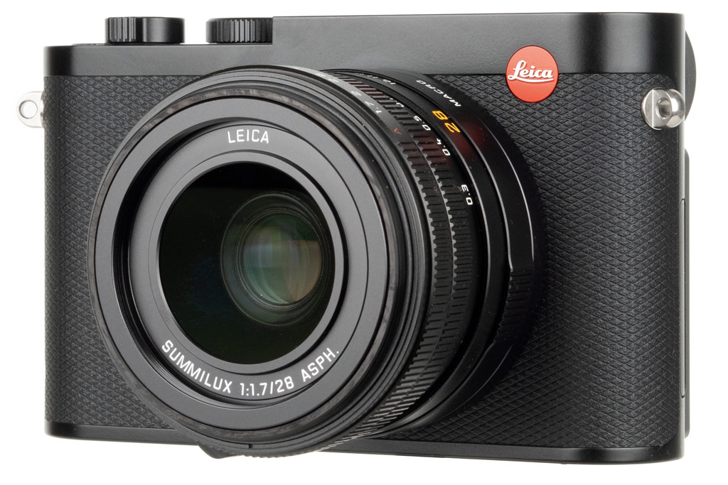 Premium compacts, Leica Q3 slant front view, white background product image