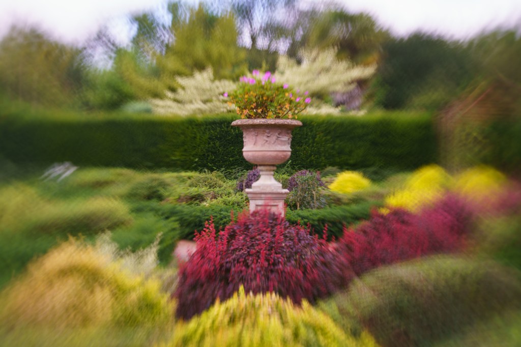 Lensbaby Double Glass II sample image, english garden with colourful shrubs