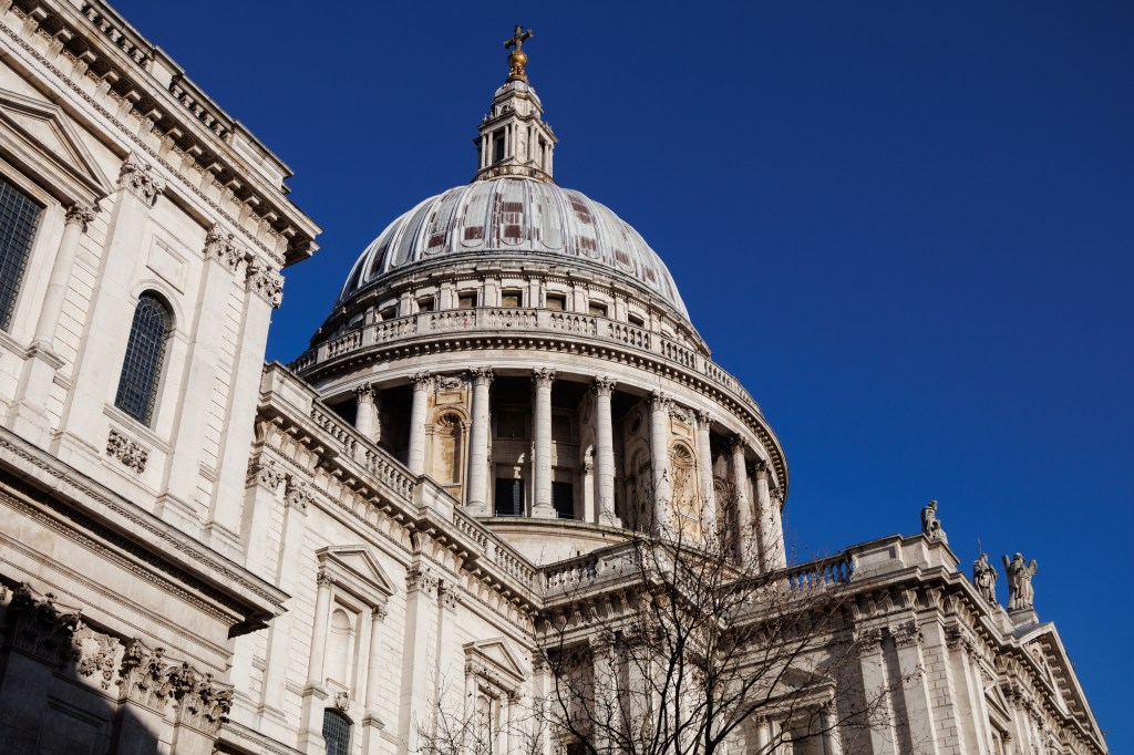 Canon EOS R100 St Paul's Cathedral sample image