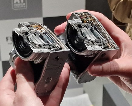 Fujifilm X100V and X100VI cameras cut in half. Photo JW