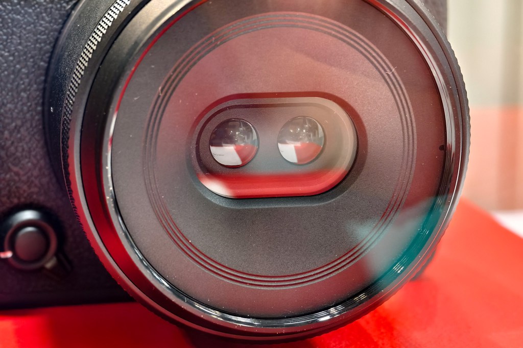 Close-up of Canon's concept lens for APS-C cameras. Photo JW/AP