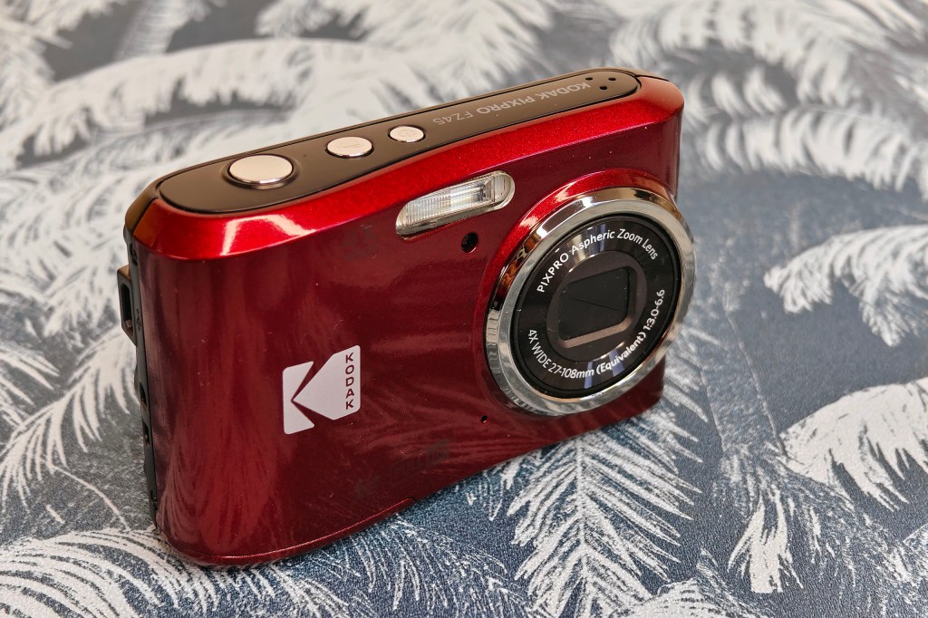 Kodak PixPro FZ45 in red. Photo JW/AP