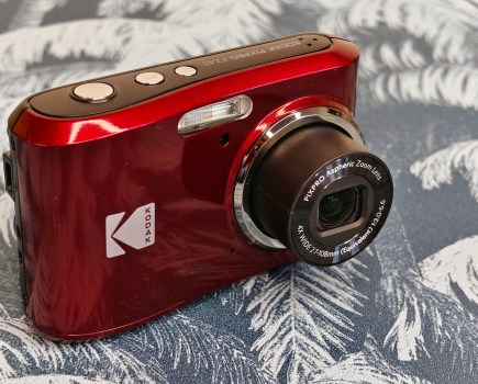 Kodak PixPro FZ45 in red. Photo JW/AP