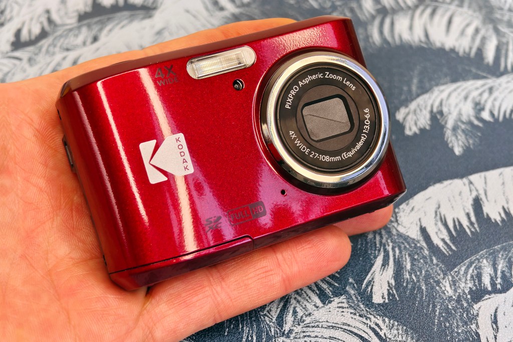 Kodak PixPro FZ45 in red. Photo JW/AP