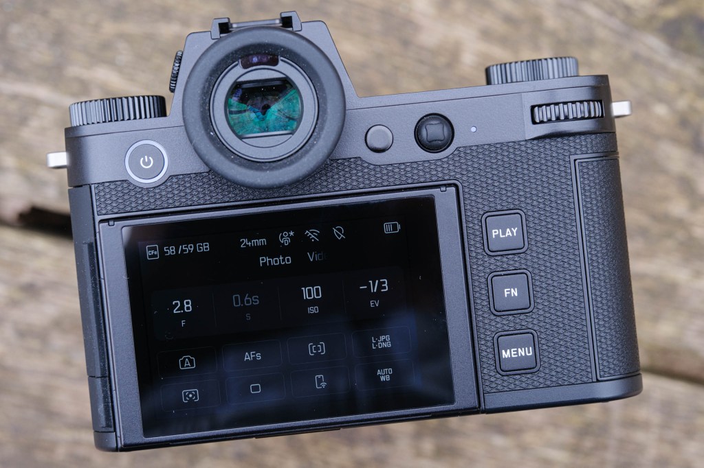 Leica SL3 rear controls and onscreen interface