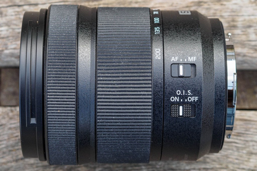 Panasonic Lumix 28-200mm F4-7.1 AF and OIS switches