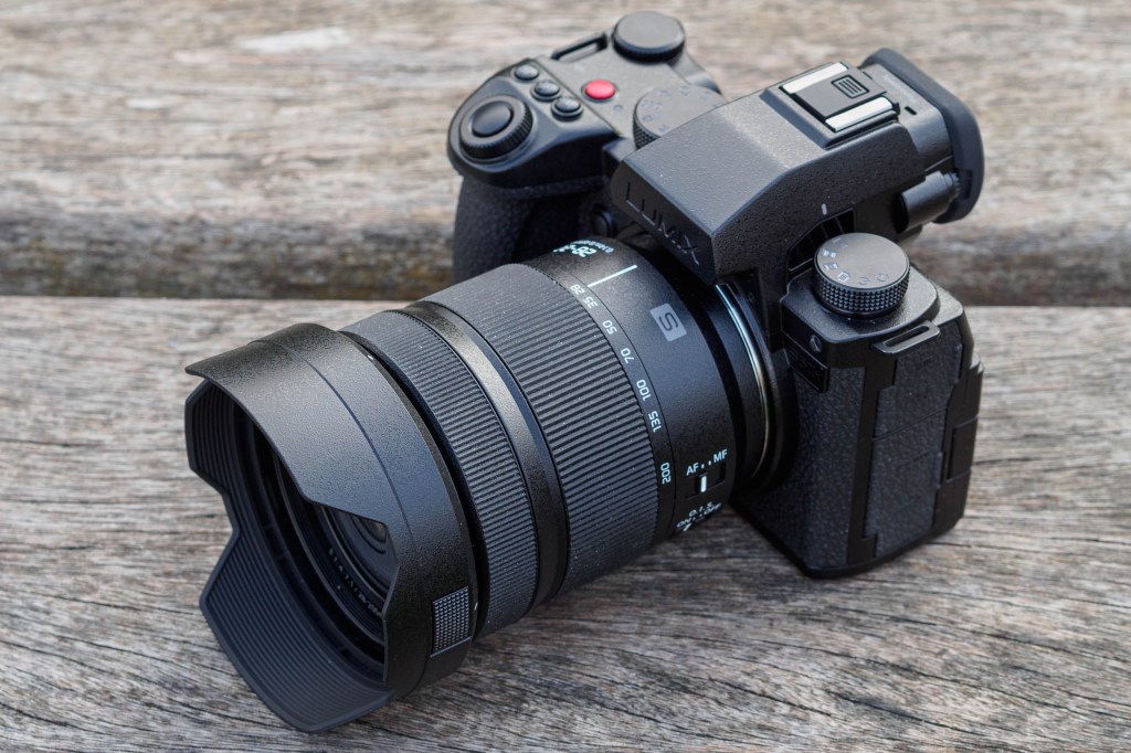 Panasonic Lumix S 28-200mm F4-7.1 lens hood 