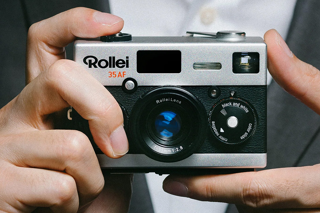 Rollei 35AF in hand