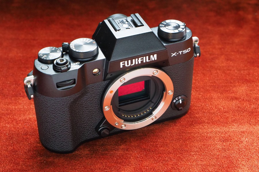 Fujifilm X-T50 in black. Photo JW/AP