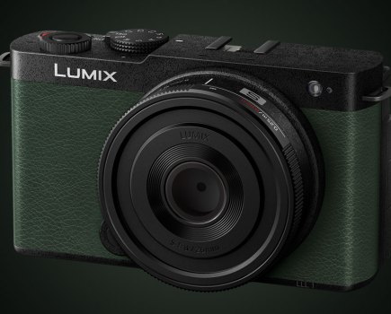 Lumix S 26mm F8 on green Lumix S9