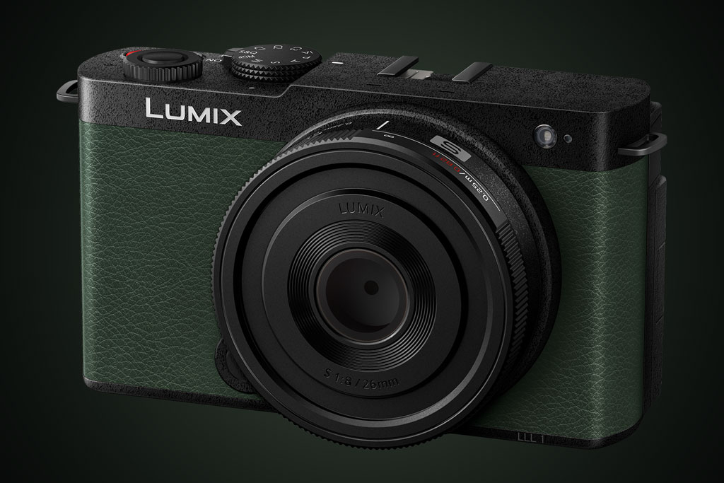 Lumix S 26mm F8 on green Lumix S9