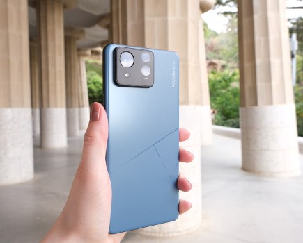 Asus zenfone 11 ultra in hand