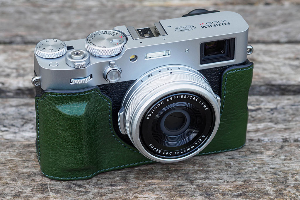 MUZIRI KINOKOO Custodia Fuji X100V, custodia in vera pelle stile retrò per fotocamera Fuji X100V Custodia protettiva inferiore - con impugnatura a mano e design inferiore apribile - Caffè