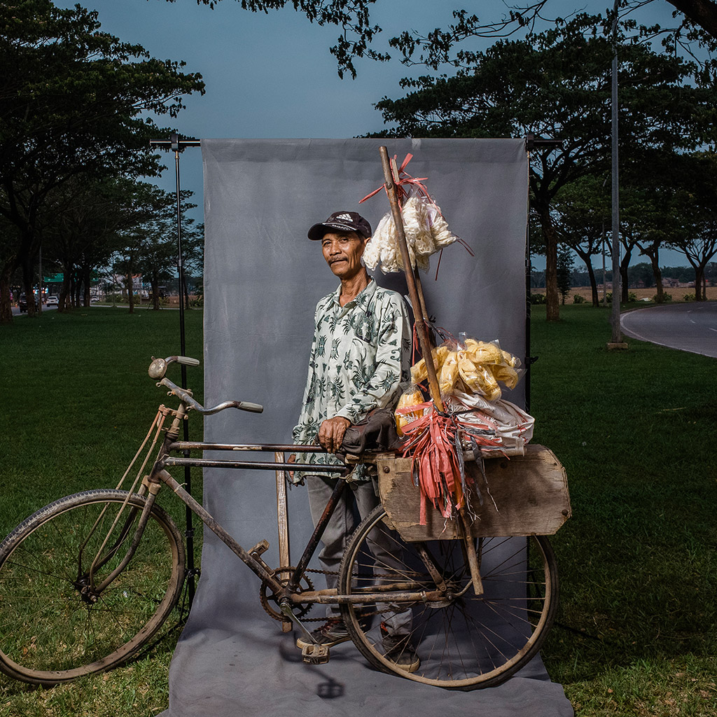 Winner: Panji Indra Permana (Indonesia), Bicycle Street Sellers of Jakarta © Panji Indra Permana